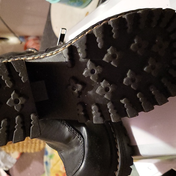 Women's size 6 chunky 90s type shoes - Picture 2 of 3